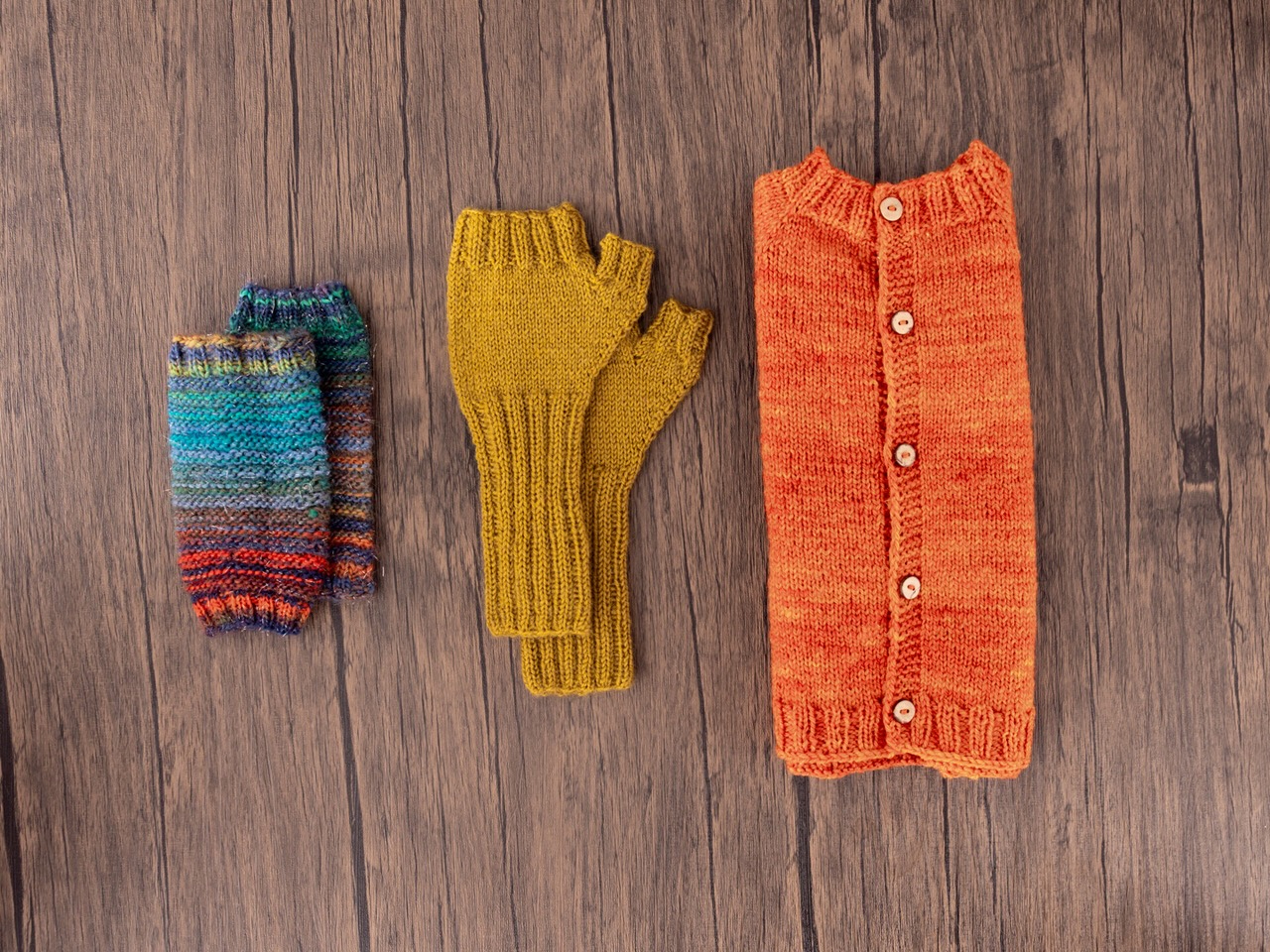 Stulpen, Fingerlose Handschuche eine Strickjacke im Buch Stricken mit Sockenwolle für die Kleinen.